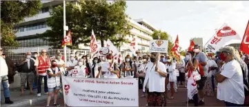  ?? (Photo Patrik Blanchard) ?? Le  mai, devant l’hôpital Sainte-Musse à Toulon, le « mardi noir de la colère » a mobilisé plus de deux cents personnes.