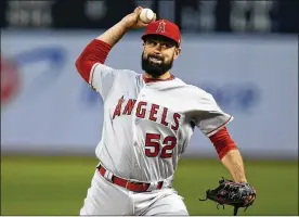  ?? BEN MARGOT / AP ?? Pitcher Matt Shoemaker wore a carbon-fiber protective insert under his hat Tuesday to protect an area where a titanium plate was inserted on his skull.