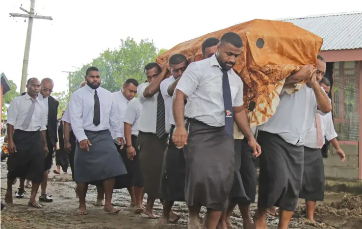  ?? Photo: Simione Haravanua ?? Pallbearer­s carrying the casket of the late Turaga Na Tui Noco Ratu Isoa Damudamu to church at Nabudrau village in Rewa on June 9, 2018.