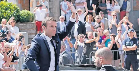  ?? FOTO: AP ?? Emmanuel Macron winkt jubelnden Anhängern zu, nachdem er seine Stimme in seinem Wohnort Le Touquet abgegeben hat.