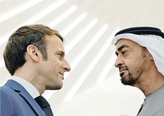  ?? THOMA   AM ON / AFP ?? Emmanuel Macron al costat del príncep hereu d’Abu Dhabi (Unió dels Emirats Àrabs) Muhammad bin Zaied