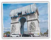  ??  ?? The partially wrapped Arc de Triomphe.