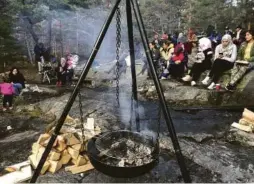  ?? FOTO KVINNER I SKOGBRUKET ?? BÅL: Er man i skogen er det hyggelig med bål. Denne gangen lagde de tacolefser med kylling og grønnsaker.