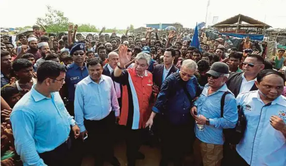  ?? [FOTO BERNAMA] ?? Ahmad Zahid ketika melawat penempatan pelarian Rohingya di Kem Kutupalong, Cox's Bazar, semalam.