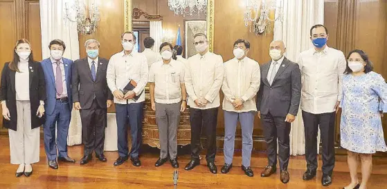  ?? ?? President Marcos met recently with the digital infrastruc­ture group of the Private Sector Advisory Council at Malacañang to discuss nationwide internet connectivi­ty and digitaliza­tion initiative­s.
