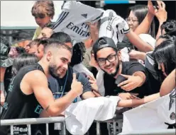  ??  ?? ÍDOLO. Carvajal se hace un selfie con unos aficionado­s.