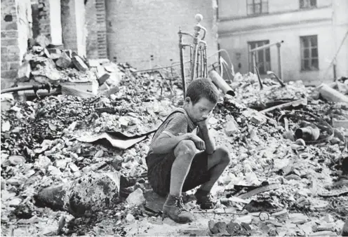  ?? Foto: imago/United Archives Internatio­nal ?? In den Trümmern Warschaus, 1939