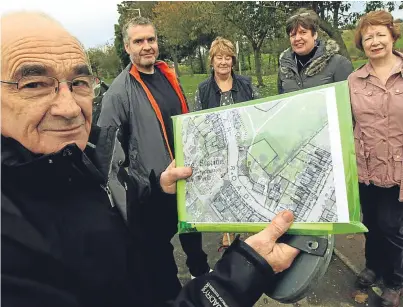  ?? Picture: Dougie Nicolson. ?? George Park, Donald Morrison, Jean Stewart, Maureen Beattie and Morag Lindsay near the site of the Nolt Loan Well. There are hopes it can be brought back into use.