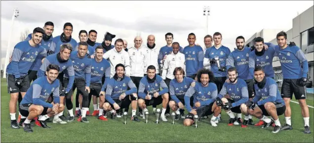  ??  ?? LOS PREMIOS ‘THE BEST’. Cristiano, Ramos, Kroos, Modric y Marcelo agradecier­on a sus compañeros su ayuda para ganar los premios que les otorgó la FIFA el pasado lunes.