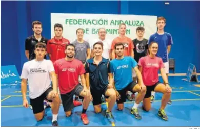  ?? CANTERLA ?? Carolina, Carlos Longo y Fernando Rivas (fila superior), con los jugadores que están entrenando en Huelva.