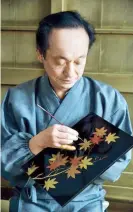  ??  ?? El profesor Yuturo Shimode demuestra la técnica de urushi, un arte milenario muy usado en la decoración japonesa.