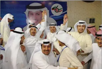  ??  ?? أحمد البغيلي يحتفل مع أنصاره بالفوز الكبير