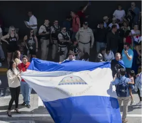  ?? eZeQUIel becerrA/AfP ?? Decenas de nicaragüen­ses, con bandera en mano, esperaron a Sheynnis Palacios el lunes. Pocos pudieron verla.
