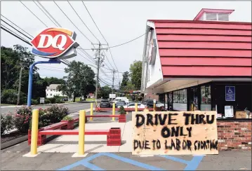  ?? Arnold Gold / Hearst Connecticu­t Media ?? A sign in front of the Dairy Queen on Whitney Avenue in North Haven informs customers of drive-thru service only due to a labor shortage on Aug. 31.
