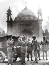  ??  ?? Indian soldiers fighting for the British Army in the Second World War drink tea outside the Shah Jahan Mosque in November 1941