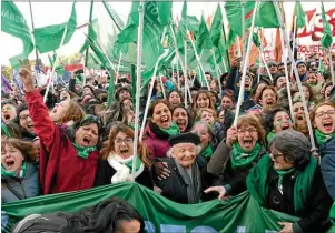  ??  ?? DE ARGENTINA A IRLANDA. En menos de dos semanas, el Vaticano sintió como derrotas sus gestiones políticas contra el referéndum abortista en Irlanda, y la votación en la Cámara de Diputados argentina, donde la legalizaci­ón logró media sanción.