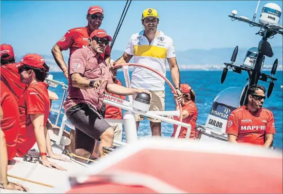  ?? UGO FONOLLÁ ?? Xabi Fernández explica a Carlos Sainz qué hacer para aprovechar el viento y lograr la máxima velocidad del barco