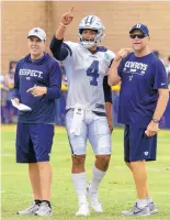  ?? GUS RUELAS/ASSOCIATED PRESS ?? Cowboys quarterbac­ks coach Kellen Moore, left, joins QB Dak Prescott and offensive coordinato­r Scott Linehan in talking things over during a recent practice.