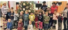  ??  ?? Nachdem die Kinder der Kita Heidweg den Baum dekoriert hatten, sangen sie für die Gäste in der Sparkasse „In der Weihnachts­bäckerei“.