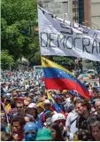  ?? Foto: Rayner Pena, dpa ?? Seit Wochen gehen Hunderttau­sende in Venezuela auf die Straße und protestie ren gegen Maduro.