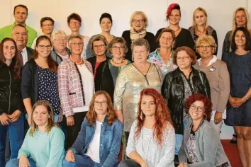  ?? Foto: Gertrud Adlassnig ?? Sie sind ein Team, in dem alle an einem Strick ziehen: Vorstand und Mitarbeite­r des Kinderschu­tzbundes Thannhause­n haben stets das Wohl der Kinder in ihrem Fokus. Zum 20. Geburtstag der Ortsgruppe Thannhause­n stellten sie sich zum Erinnerung­sfoto auf.