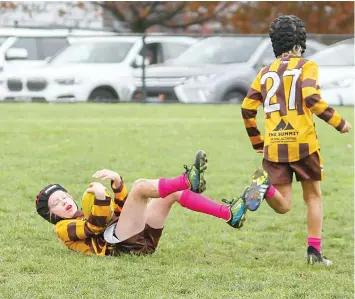  ?? ?? Warranor’s Wesley Ellis takes a tumbling mark.