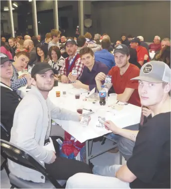  ??  ?? Les joueurs du Blizzard, les familles d’hébergemen­t et les bénévoles de l’équipe se sont rassemblés après la partie de dimanche dans la mezzanine du Centre Jean-Daigle afin de partager un repas de Noël et d’échanger des cadeaux. Les joueurs que l’on...