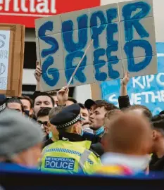  ?? Foto: Frank Augstein, dpa ?? Super Greed („Super Gier“) statt Super League: In England waren in den vergangene­n Tagen Fans auf die Straße gegangen, um gegen die Elite‰Liga zu protestier­en. Mit Er‰ folg: Am Mittwoch wurde das Projekt offiziell beendet.