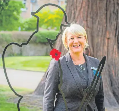  ?? Picture: Steve MacDougall. ?? Black Watch Museum chief executive Anne Kinnes beside the artwork.