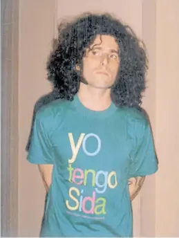  ?? ?? Andrés Calamaro le dio visibilida­d a la remera con la leyenda “Yo tengo sida”, de Fabulous Nobodies.