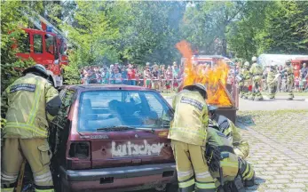  ?? FOTOS: HERBERT GUTH ?? Rund 130 Zuschauer verfolgten die Jahreshaup­tübung der Freiwillig­en Feuerwehr Wilhelmsdo­rf. Es mussten ein Containerb­rand gelöscht und Menschen aus einem verunglück­ten Auto gerettet werden.
