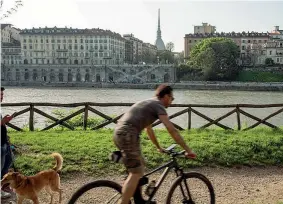  ?? (Lapresse) ?? Lungo il fiume In bici sulla riva del Po a Torino, sullo sfondo la Mole Antonellia­na