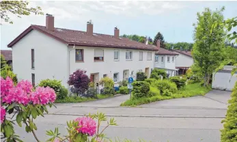  ?? FOTO: ULRICH STOCK ?? Der Blick auf einen Teil der Reihenhaus-Siedlung (hier der Falkenweg) im Weißensber­ger Wohngebiet Giebelhald­e.