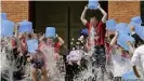  ??  ?? Die Ice Bucket Challenge erreichte 2014 ihren Höhepunkt