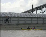  ?? (Arkansas Democrat-Gazette/Bryan Hendricks) ?? Kayakers chat with a barge worker shortly after entering Helena Harbor from the Mississipp­i River in a file photo.