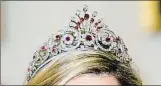  ??  ?? Tiara del pavo real. La reina Guillermin­a la estrenó en 1897 con motivo de su coronación