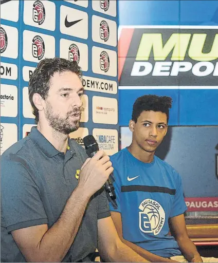  ?? FOTO: MANEL MONTILLA ?? Pau Gasol junto a Alessandro Crespo, uno de los participan­tes en su Academy, durante la presentaci­ón de ayer