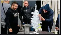  ?? REX ?? Pining for home: Romanian drivers decorate temporary tree