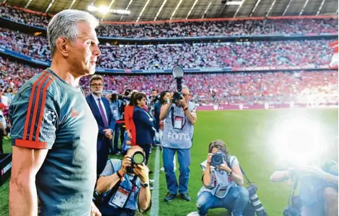  ?? Foto: Lennart Preiss, Witters ?? Jupp Heynckes stand vor dem Spiel gegen Stuttgart im Mittelpunk­t des Interesses. Kommende Woche coacht er ein letztes Mal ein Spiel der Münchner an der Seitenlini­e. Sollte dann ein Sieg gegen Frankfurt gelingen, könnte auch die Bierdusche nachgeholt...