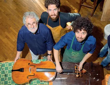  ?? (foto: Santoni/ Sestini) ?? Da sapere Il maestro liutaio Paolo Vettori insieme ai figli Dario e Lapo nella storica bottega fiorentina.I loro preziosi strumenti insieme a quelli dei maestri liutai Paolo Sorgentone e Michele Mecatti e a quelli delle famiglie Cavallini e Volpini si potranno ascoltare alla rassegna «I concerti della liuteria toscana» in programma fino a dicembre