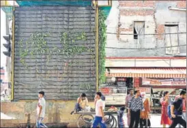  ?? AMAL KS/HT PHOTO ?? The vertical gardens installed on concrete pillars at the Rani Jhansi flyover look barren.