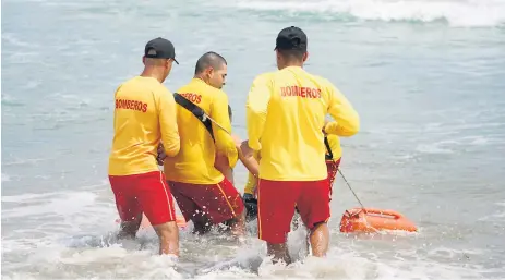  ?? FOTOS: MELVIN CUBAS ?? TORNABÉ. En el lanzamient­o de la campaña de Verano 2018, los bomberos hicieron un simulacro de rescate.