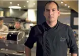  ??  ?? Eddie Castro, chef ejecutivo de Osaka, con locales en Palermo y Puerto Madero (der.). Sushiclub ofrece piezas con fusión peruana y europea, entre otras.