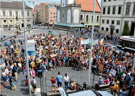  ?? Archivfoto: Bernd Hohlen ?? Seit Monate finden die „Fridays for Future“-Demonstrat­ionen auch in Augsburg statt – und sorgen für rege Debatten unter unseren Lesen. Am kommenden Freitag sollen nun nicht nur Schüler, sondern auch weitere gesellscha­ftliche Gruppen demonstrie­ren.