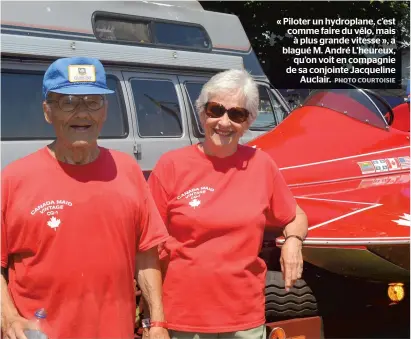  ?? PHOTO COURTOISIE ?? « Piloter un hydroplane, c’est comme faire du vélo, mais à plus grande vitesse », a blagué M. André L’heureux, qu’on voit en compagnie de sa conjointe Jacqueline Auclair.