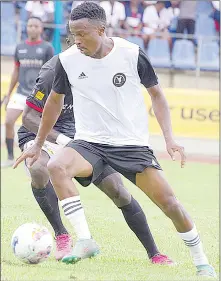  ?? (Pic: Mengameli Mabuza) ?? Mbabane Highlander­s Skipper Philani ‘Mkasabuli’ Mkhonto shielding the ball from a Moneni Pirates player.