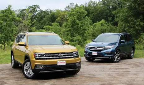  ?? JONATHAN YARKONY PHOTOS/AUTOGUIDE.COM ?? The Volkswagen Atlas, left, comes in at a lower starting price of $37,485 and the Honda Pilot starts at $41,815.