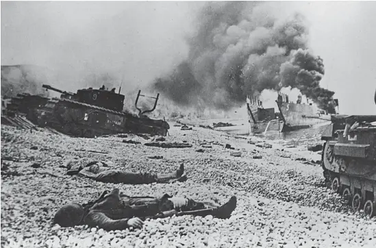  ?? PHOTOS ANCIENS COMBATTANT­S CANADA ?? Plus de 900 soldats canadiens ont péri en moins de neuf heures de combat sur les plages de galets de Dieppe, le 19 août 1942.