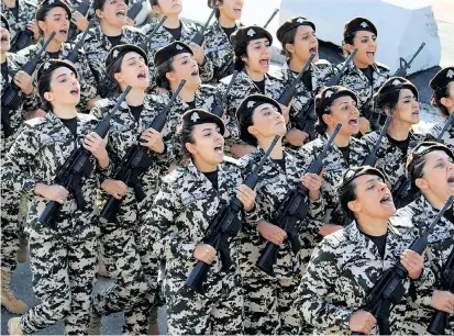  ??  ?? Weibliche Sicherheit­skräfte bei der Parade zum Unabhängig­keitstag in Beirut. Als stärkste militärisc­he Kraft gilt jedoch nicht die nationale libanesisc­he Armee, sondern die Milizen der Hisbollah.