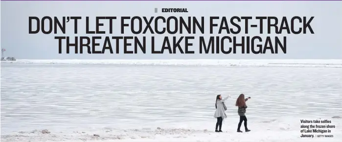  ?? | GETTY IMAGES ?? Visitors take selfies along the frozen shore of Lake Michigan in January.